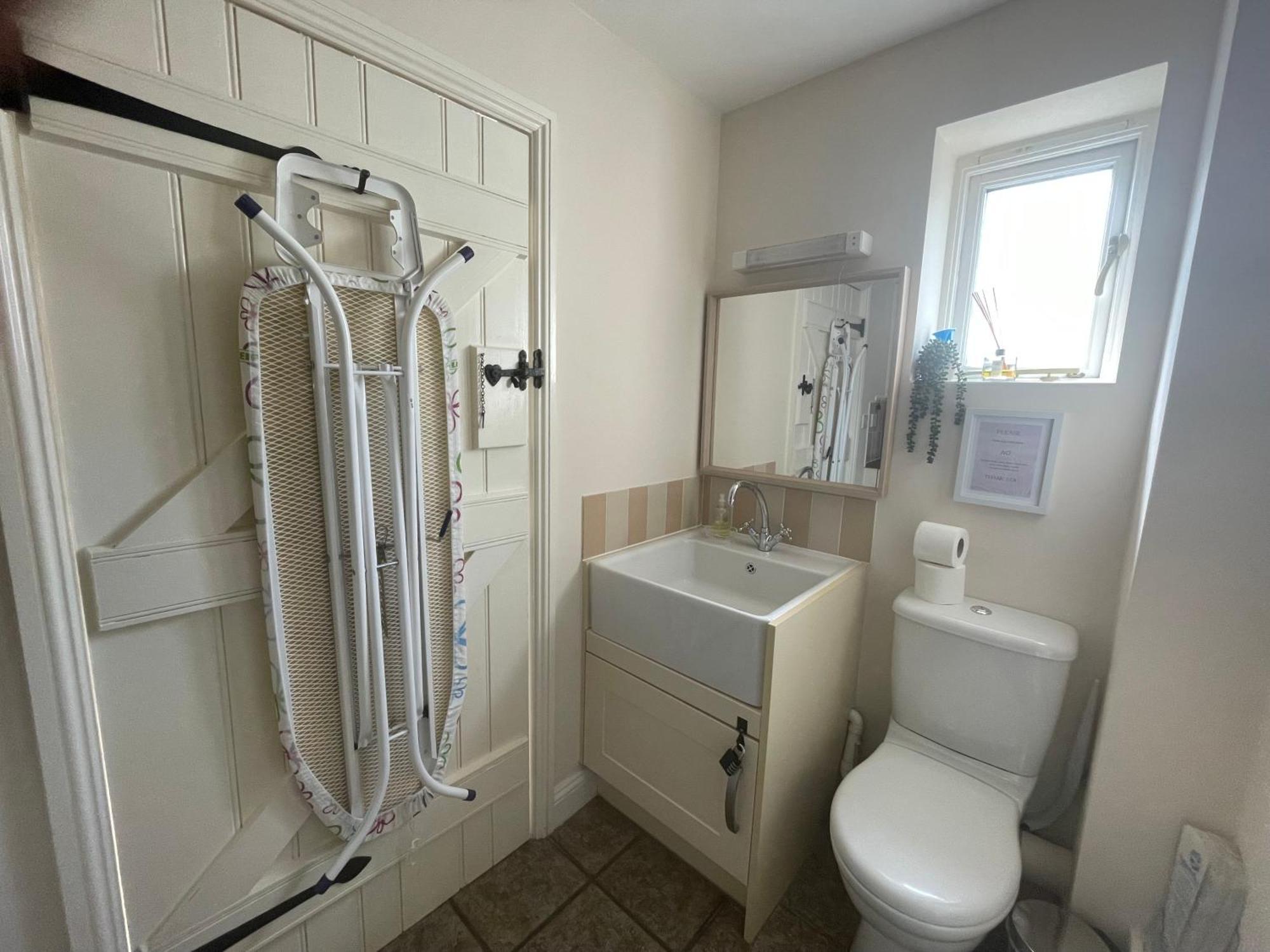 Cosy Cotswold Lodge: Family-Friendly Retreat with Spa and Heated Pools Ashton Keynes Exterior photo